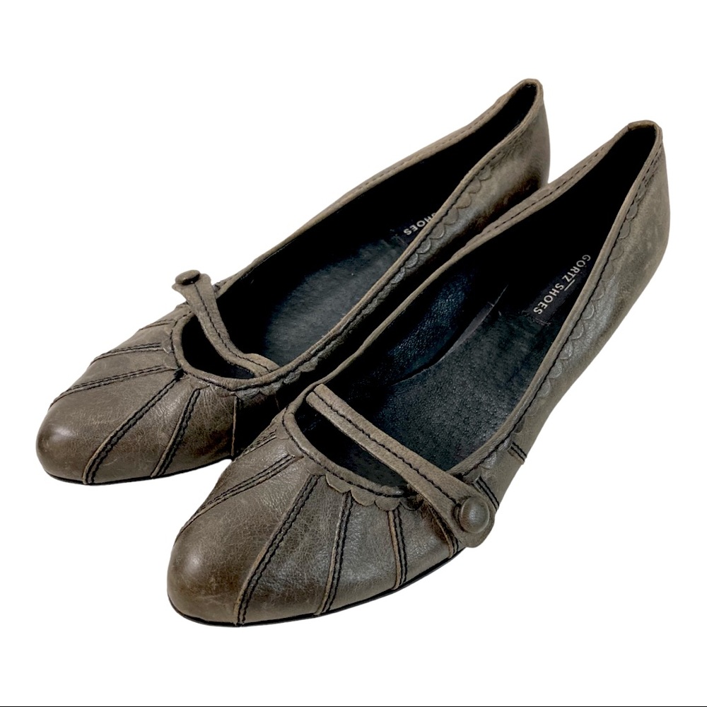 Grey leather Steampunk vintage style Kitten heel pumps B011